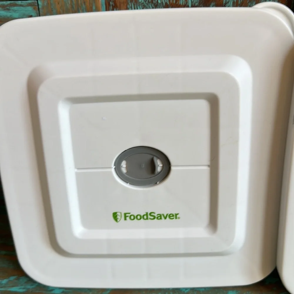 FoodSaver White Square Vacuum Storage Containers (2) Green Letters #1317